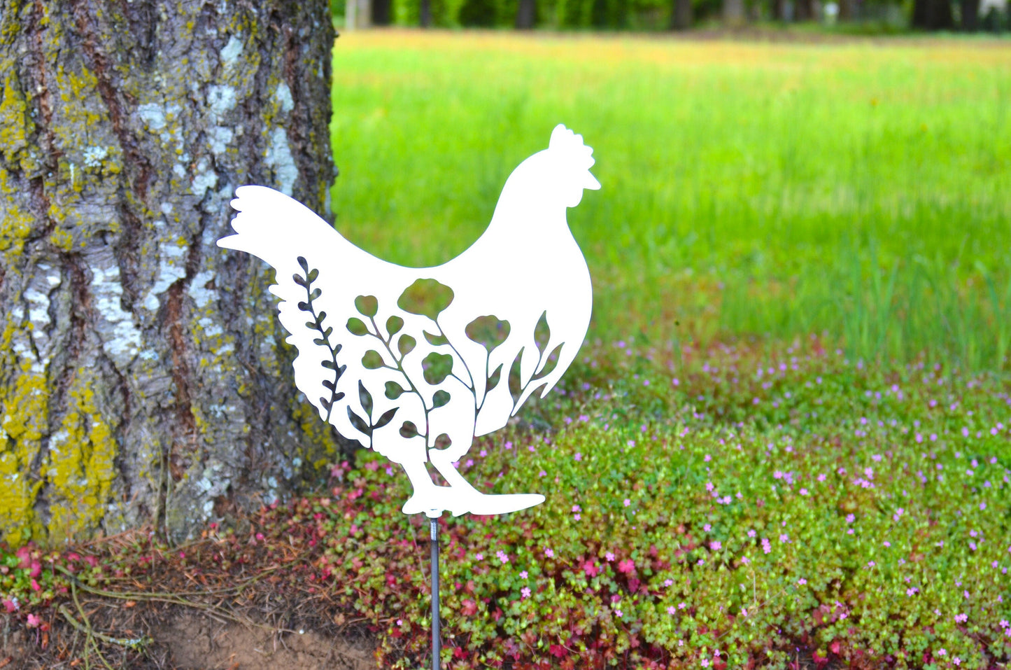 Metal Art Floral Garden Chicken Stake Decoration, Gift Yard Art Spring Garden Decoration Outdoor Decor, Farmhouse Chicken Coop, Hen House, Post Mount Bracket, Wall Mount w/(Holes)