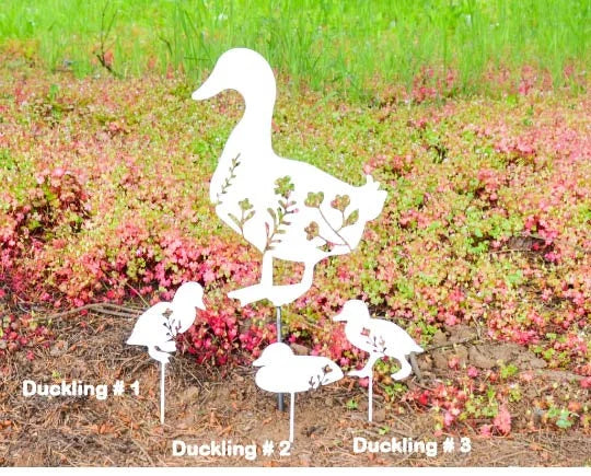 Mother Duck and Ducklings Metal Art Floral Garden Stake Decoration , Spring Easter Gift Yard Art, Spring Garden Decoration, Outdoor Decor, Post Mount Bracket, Wall Mount w/(Holes)